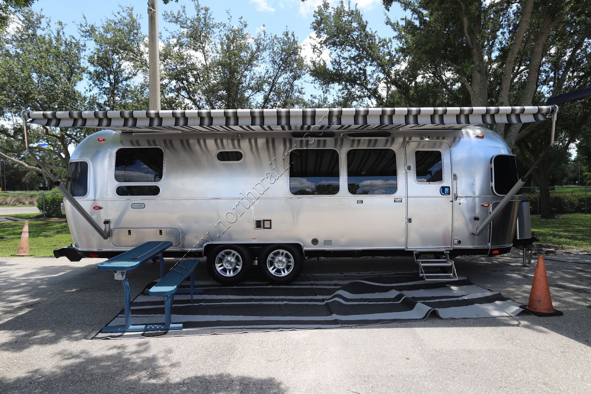 New 2025 Airstream Classic 28RBT Travel Trailer  For Sale