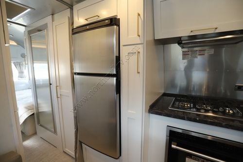 2025 Airstream Classic 28RBT