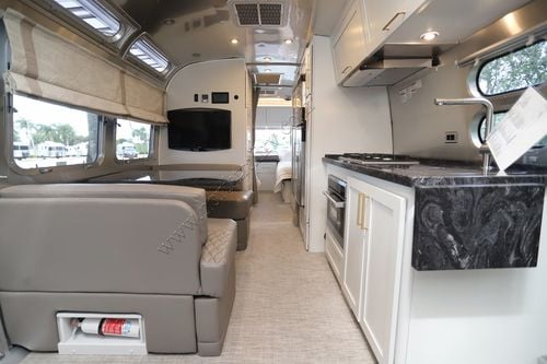 2025 Airstream Classic 28RBT