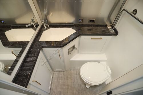 2025 Airstream Classic 28RBT