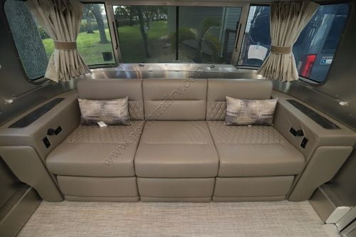 2025 Airstream Classic 28RBT