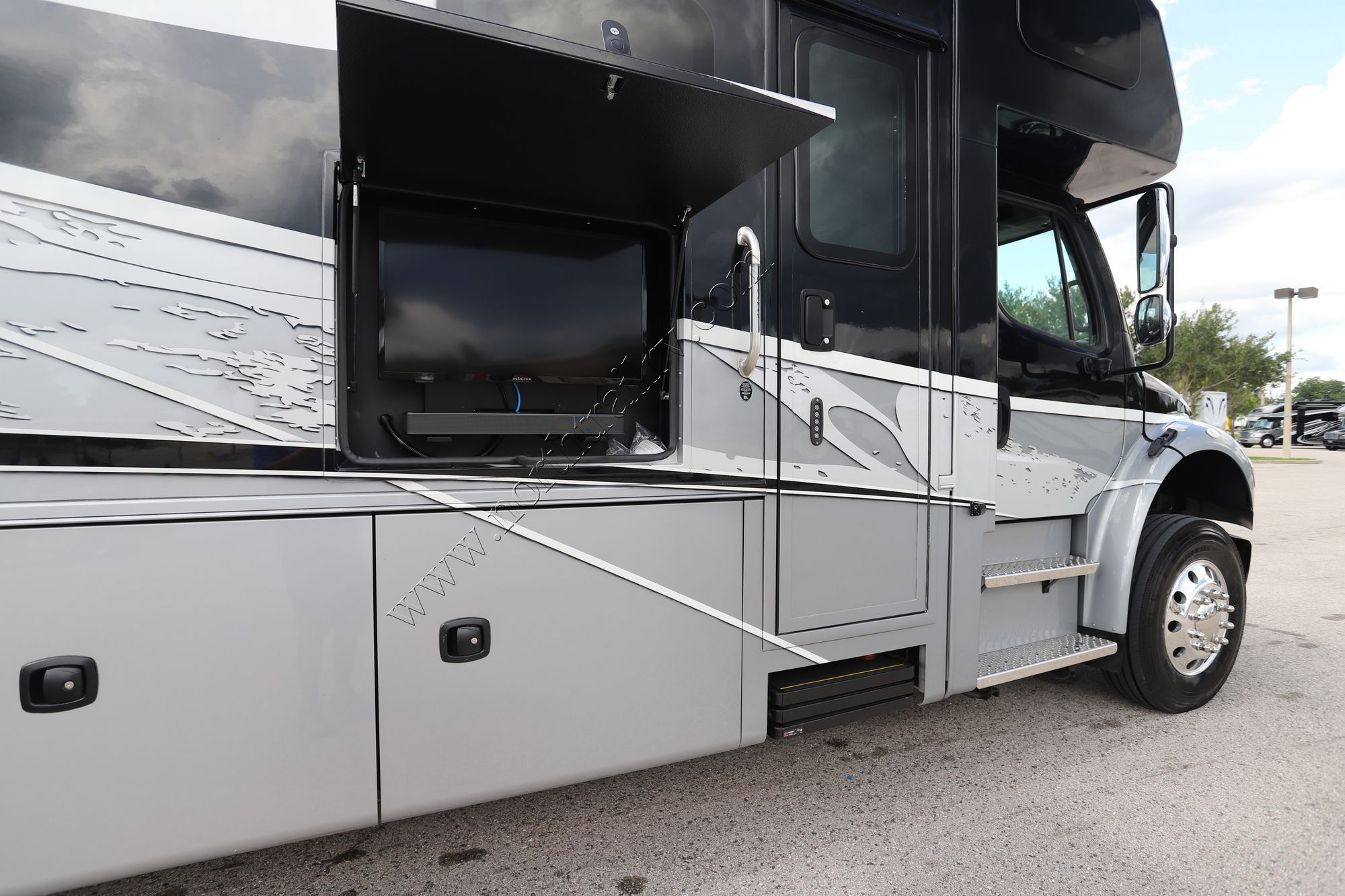Used 2023 Dynamax Dx3 34KD Super C  For Sale