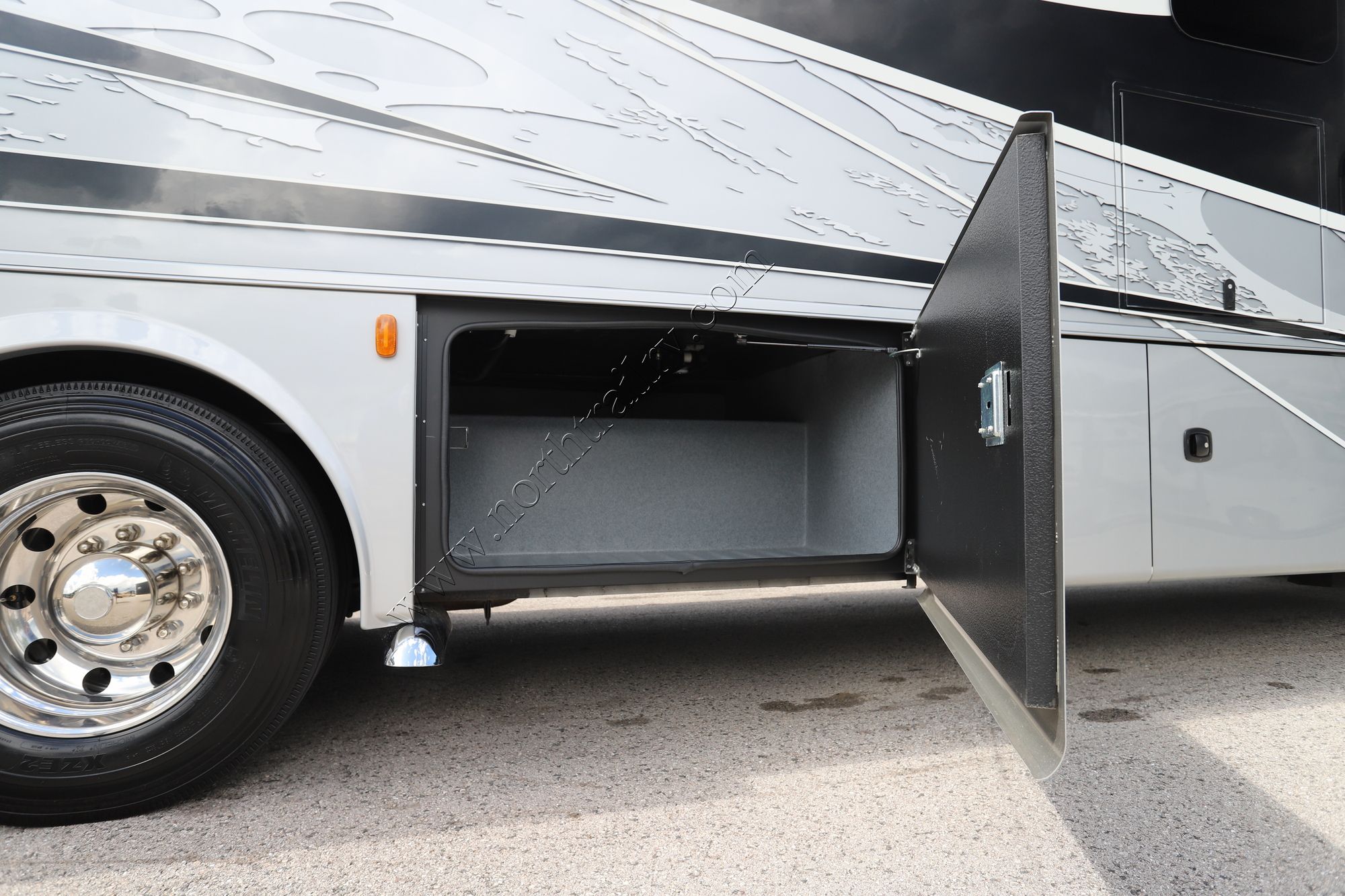Used 2023 Dynamax Dx3 34KD Super C  For Sale