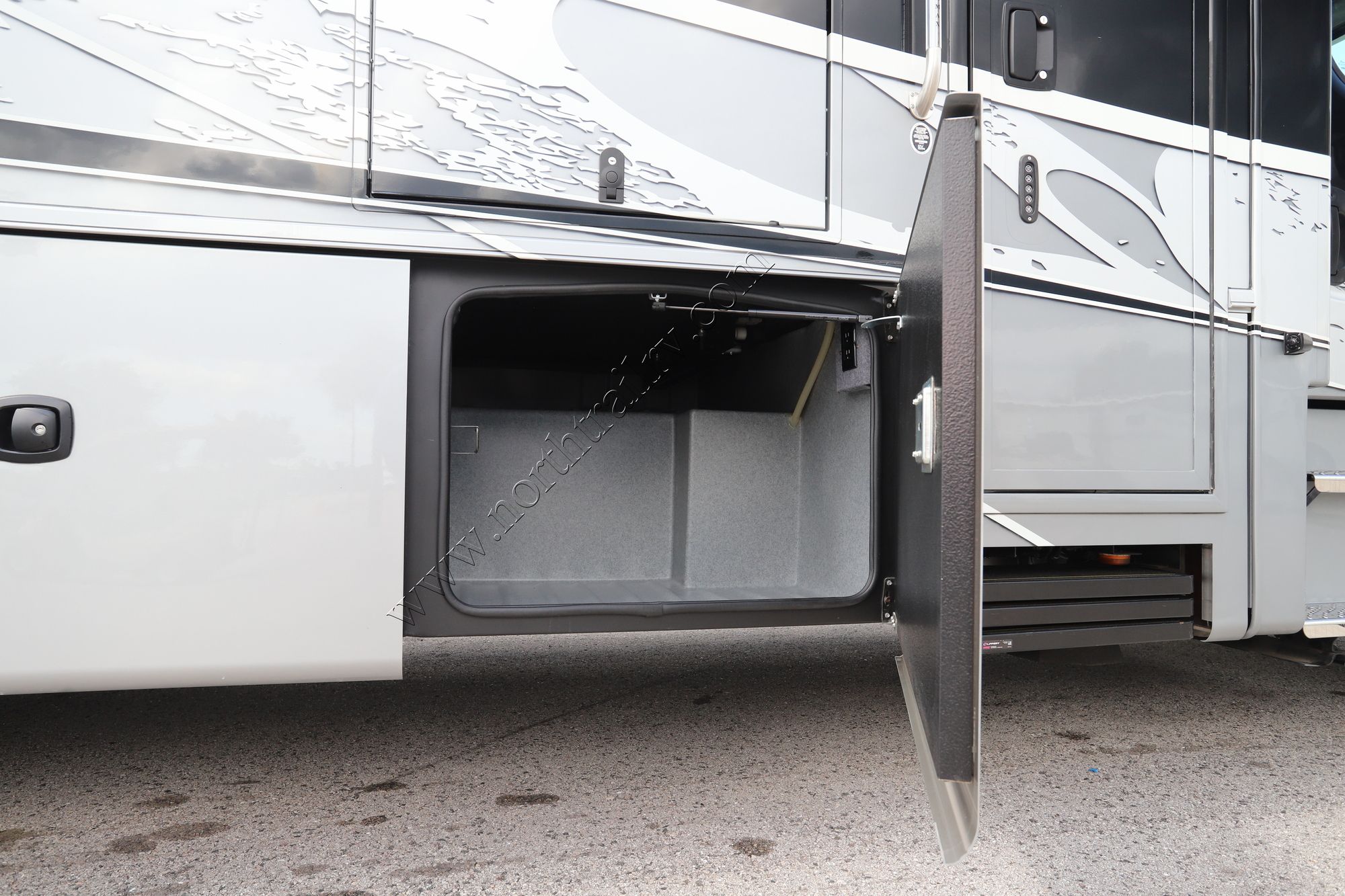Used 2023 Dynamax Dx3 34KD Super C  For Sale
