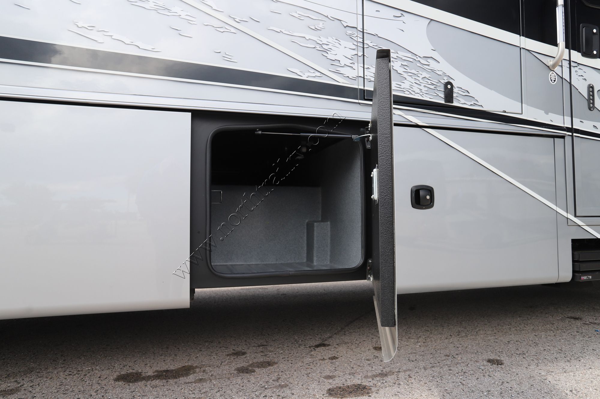 Used 2023 Dynamax Dx3 34KD Super C  For Sale