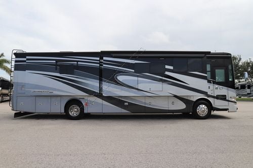 2018 Tiffin Motor Homes Phaeton 40IH