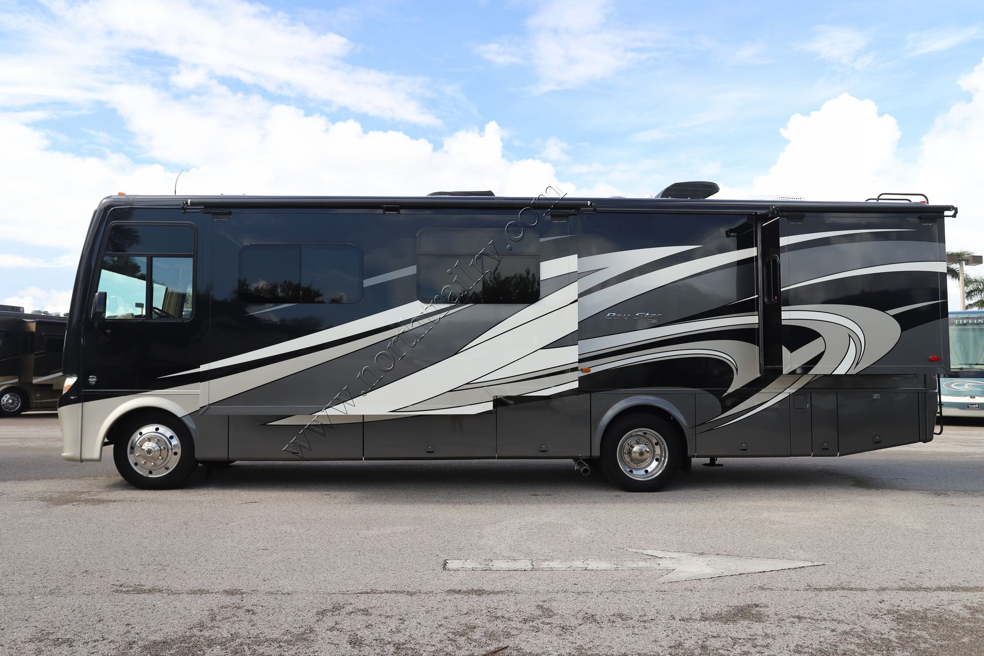 Used 2015 Newmar Bay Star 3308 Class A  For Sale