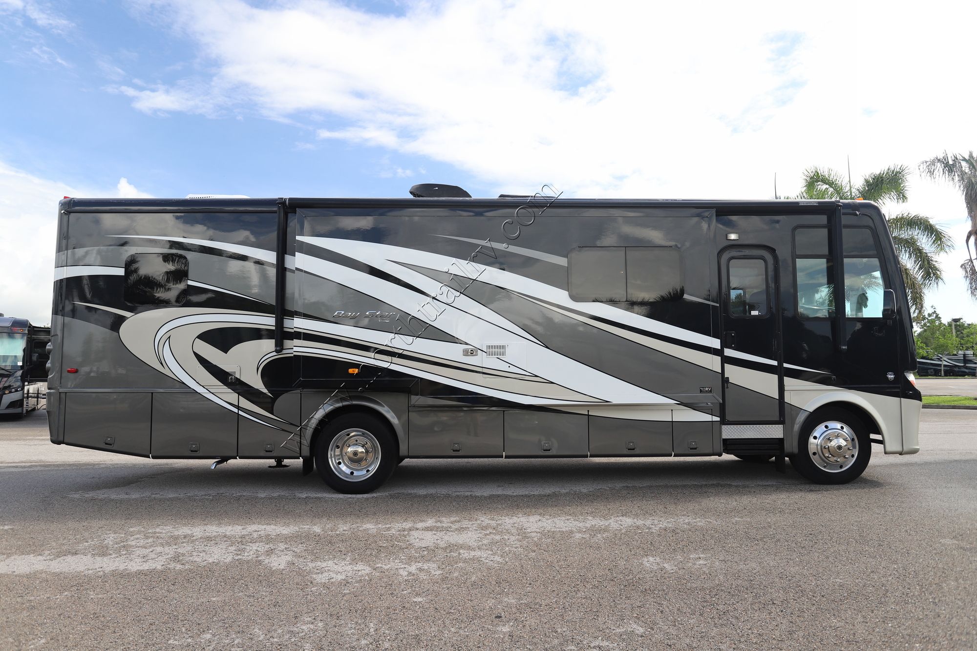 Used 2015 Newmar Bay Star 3308 Class A  For Sale