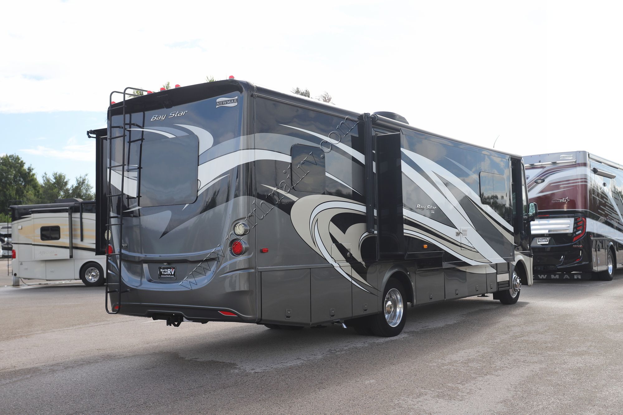 Used 2015 Newmar Bay Star 3308 Class A  For Sale