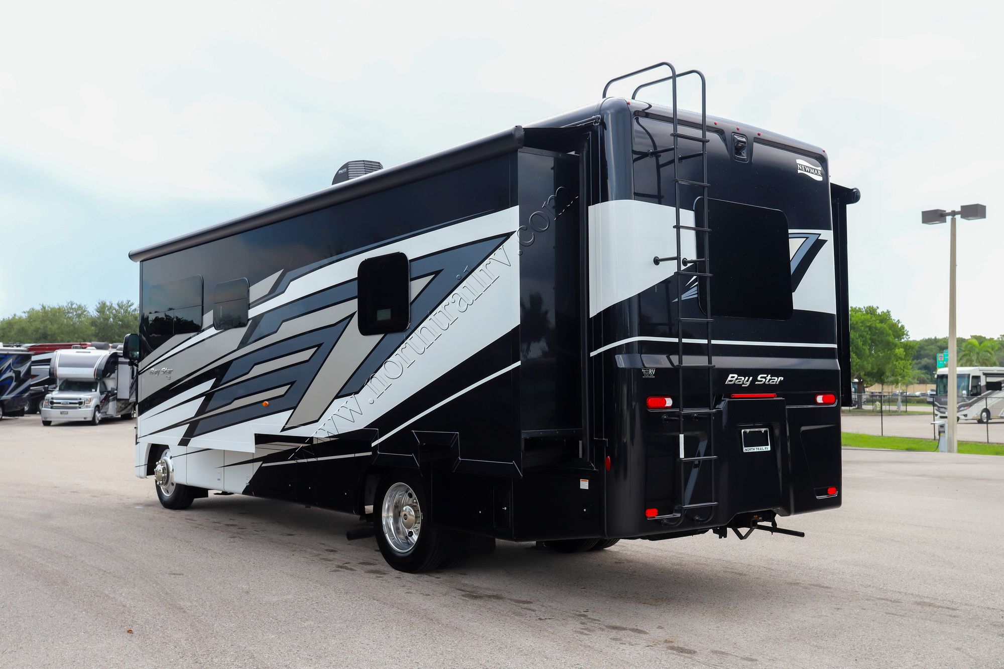 Used 2025 Newmar Bay Star 3014 Class A  For Sale