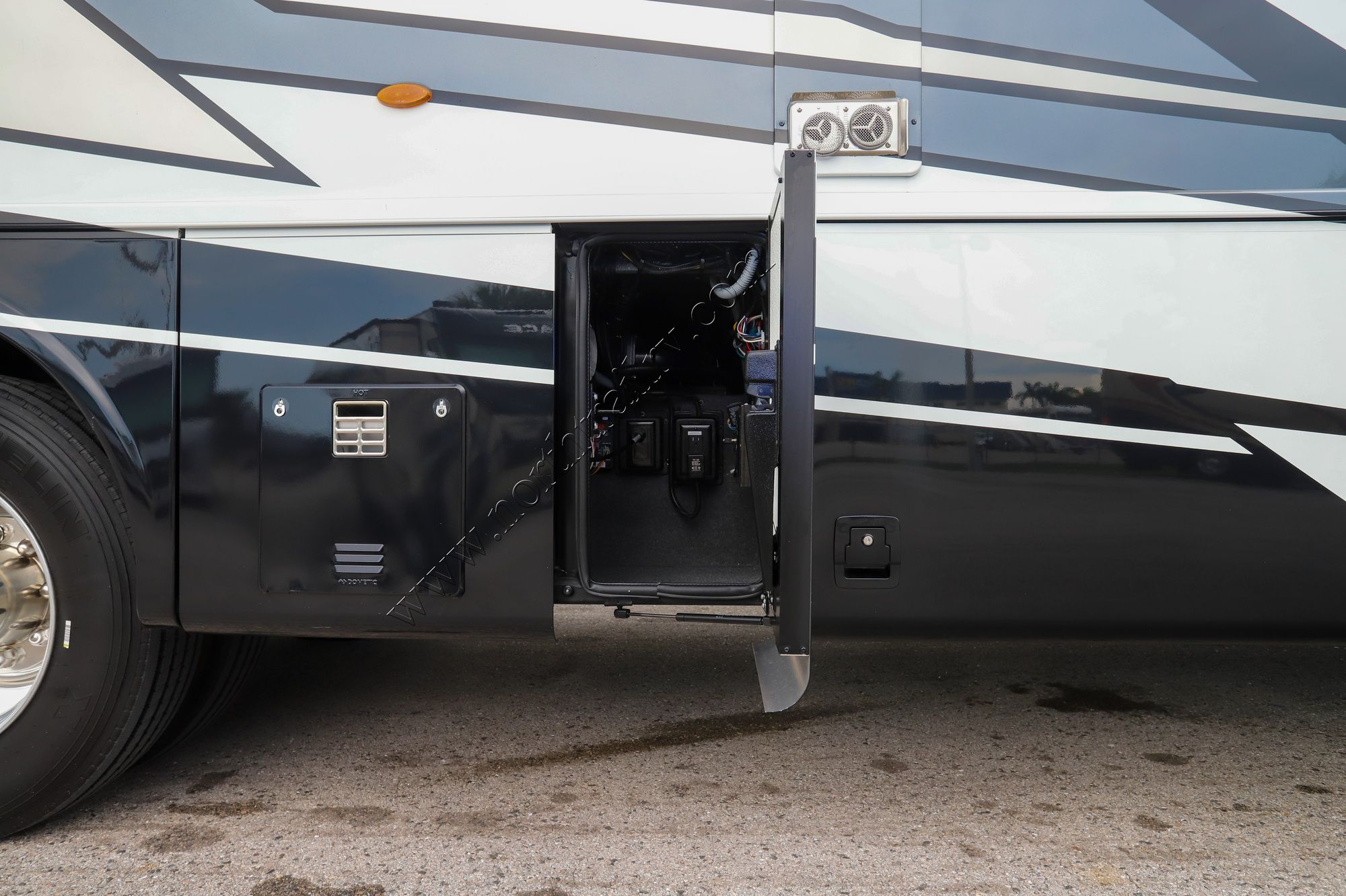 Used 2025 Newmar Bay Star 3014 Class A  For Sale