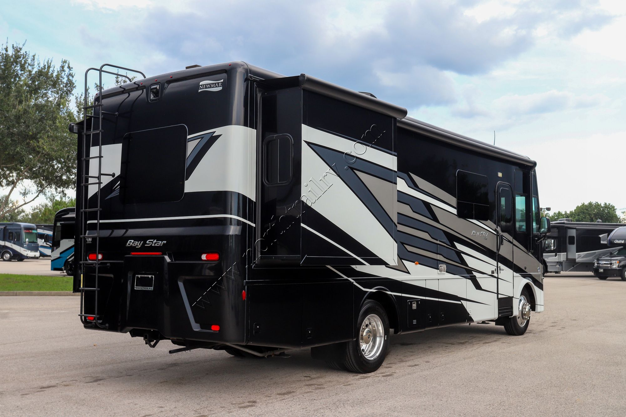 Used 2025 Newmar Bay Star 3014 Class A  For Sale