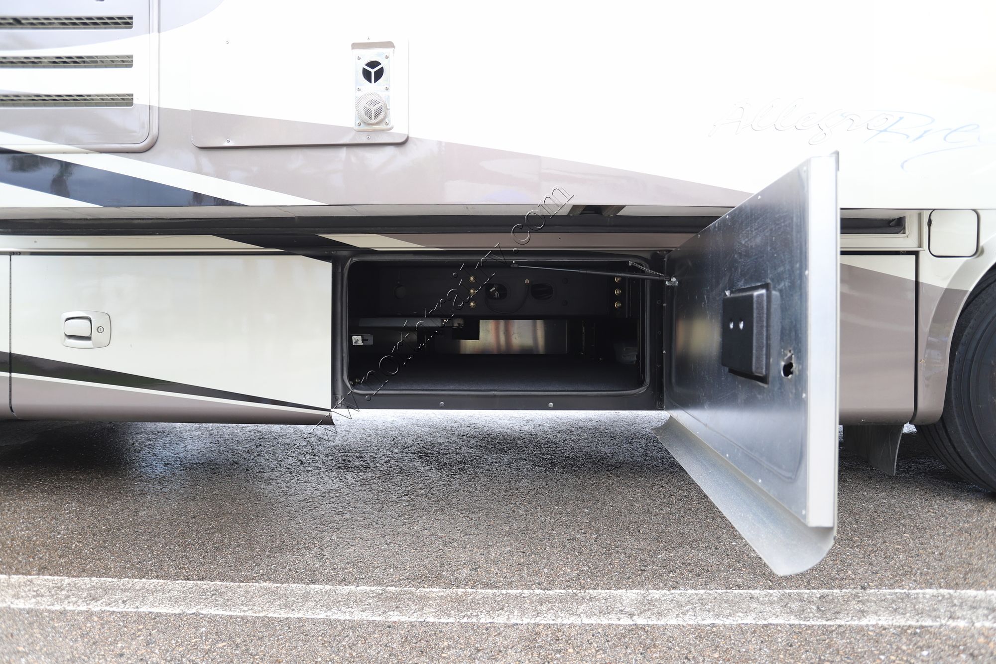 Used 2014 Tiffin Motor Homes Breeze 32BR Class A  For Sale