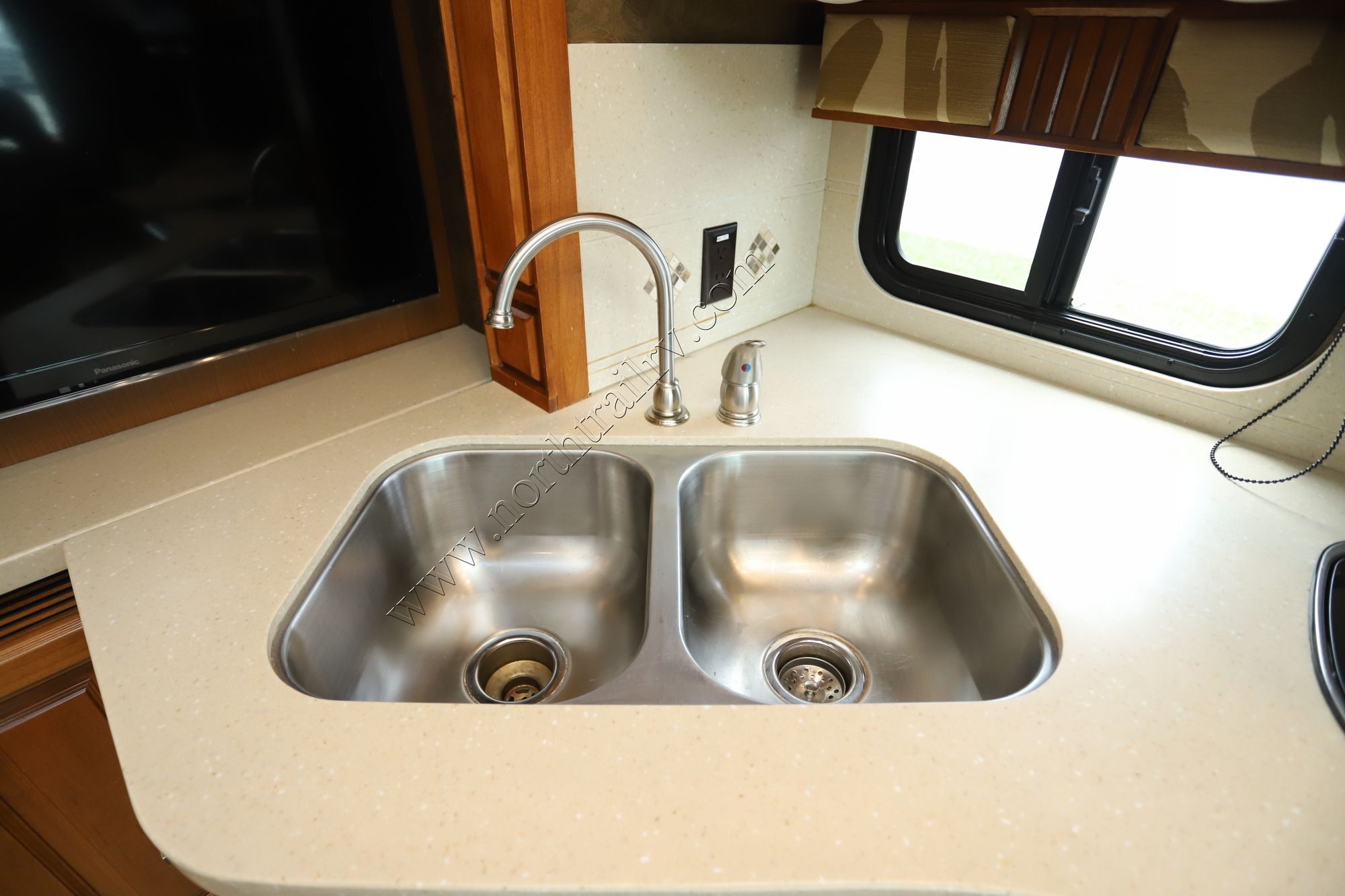 Used 2014 Tiffin Motor Homes Breeze 32BR Class A  For Sale