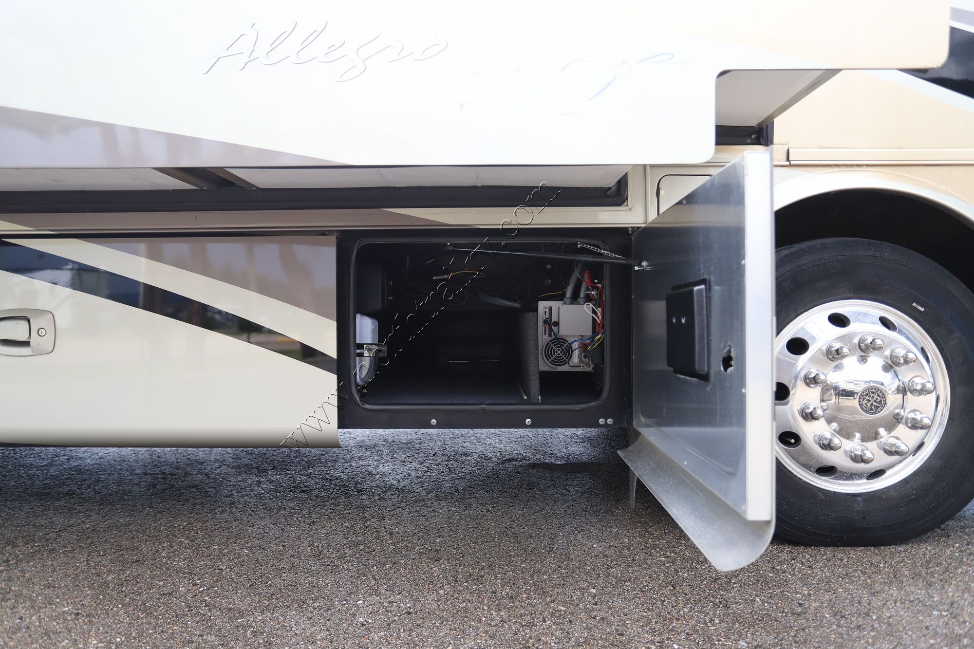 Used 2014 Tiffin Motor Homes Breeze 32BR Class A  For Sale