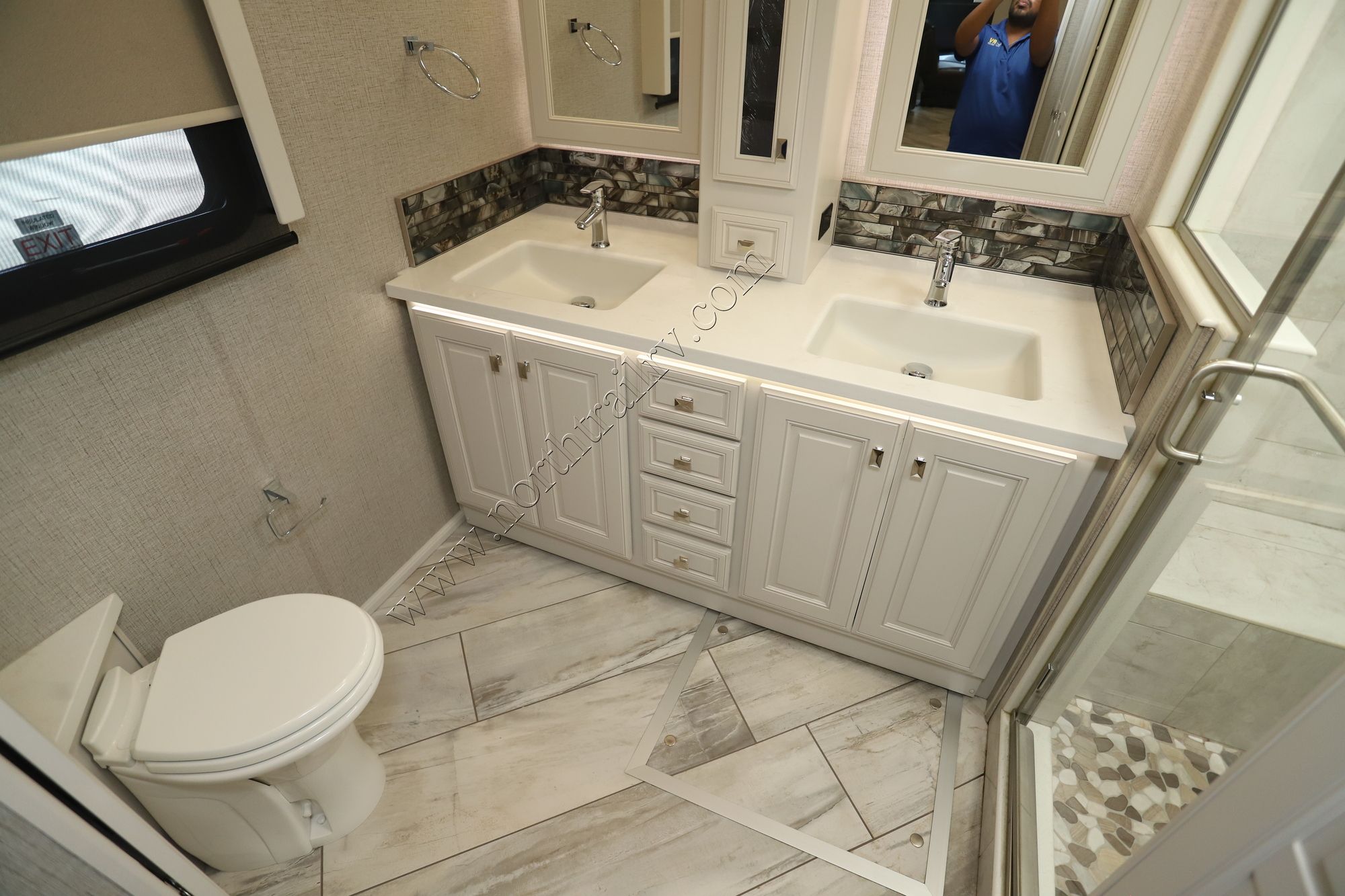 Used 2022 Fleetwood Discovery Lxe 40M Class A  For Sale