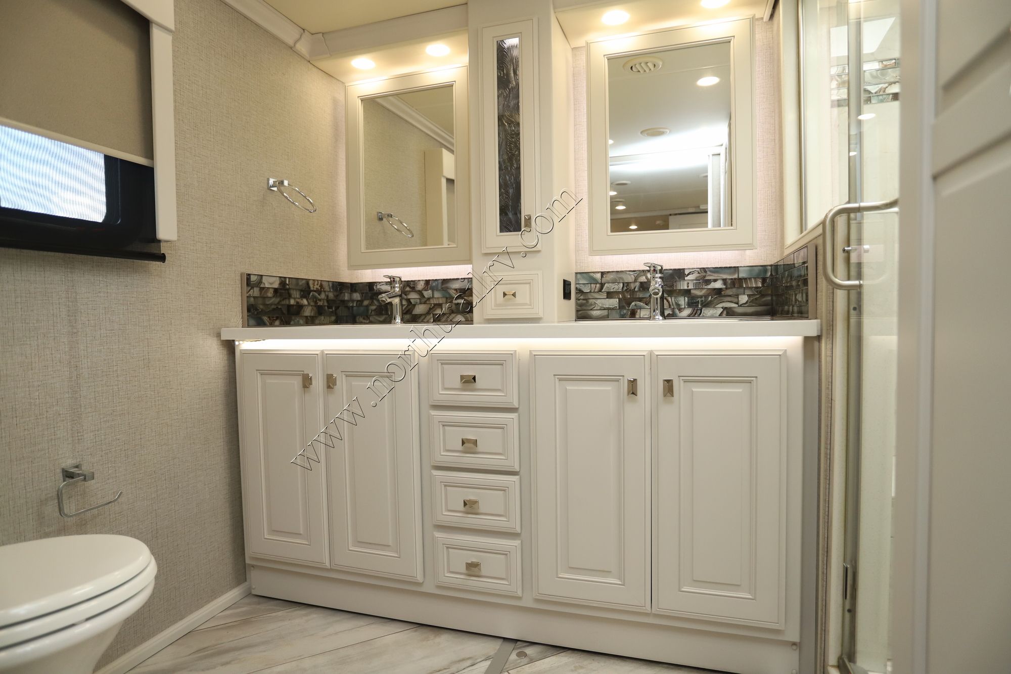 Used 2022 Fleetwood Discovery Lxe 40M Class A  For Sale