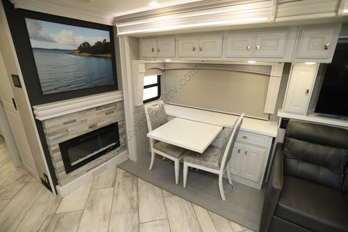 2022 Fleetwood Discovery Lxe 40M