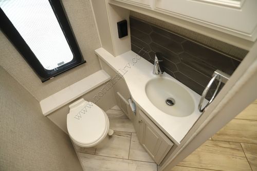 2022 Fleetwood Discovery Lxe 40M