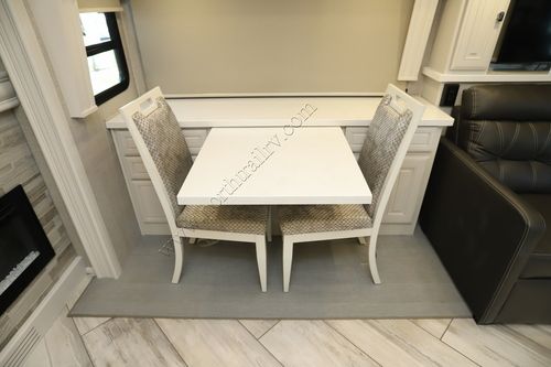 2022 Fleetwood Discovery Lxe 40M