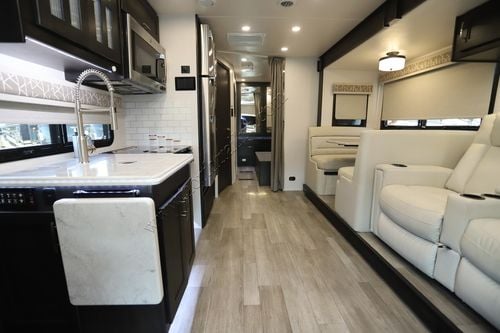 2025 Dynamax Isata 5 30FWD