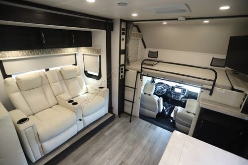 2025 Dynamax Isata 5 30FWD