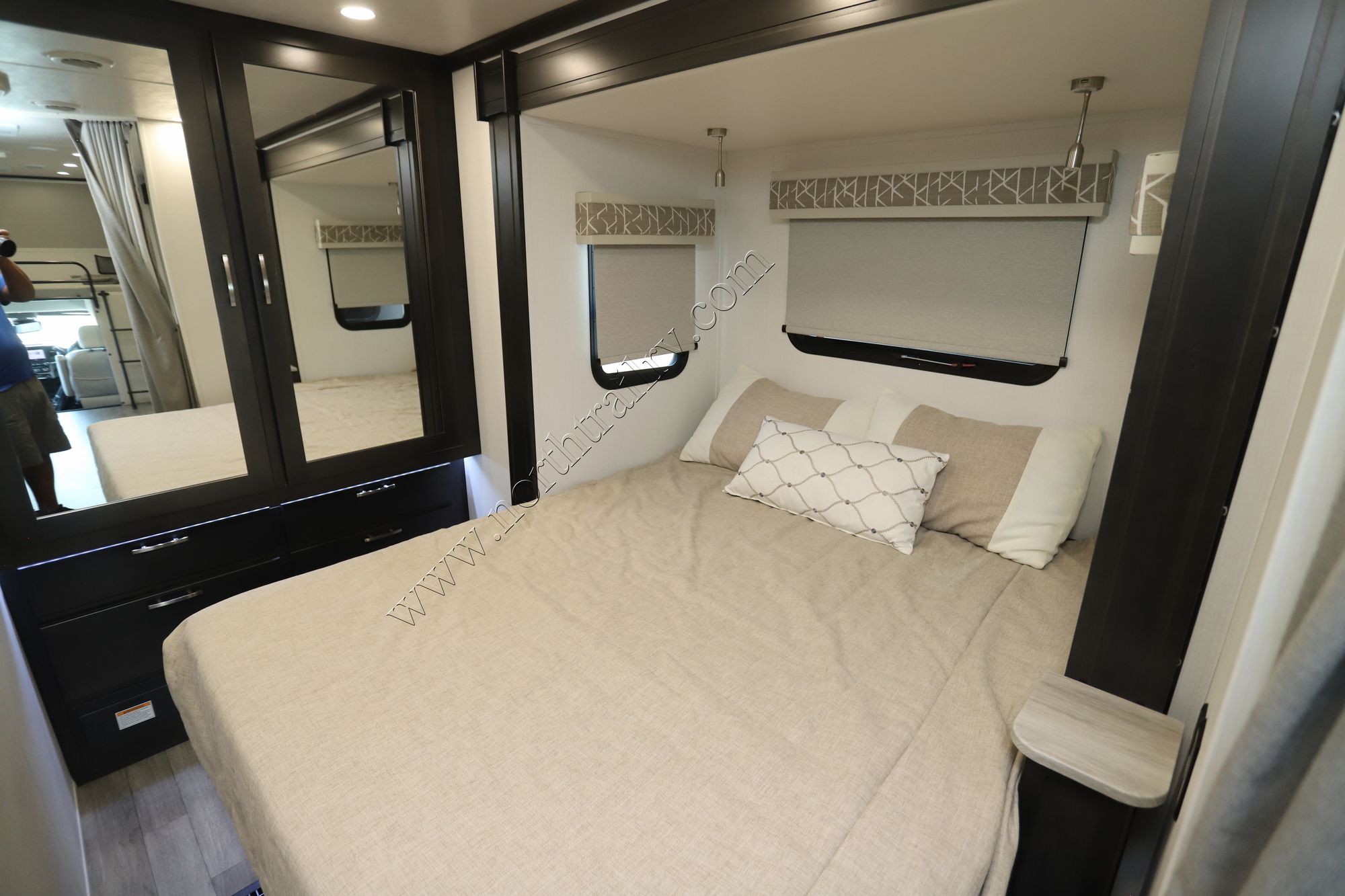 Used 2025 Dynamax Isata 5 30FWD Super C  For Sale