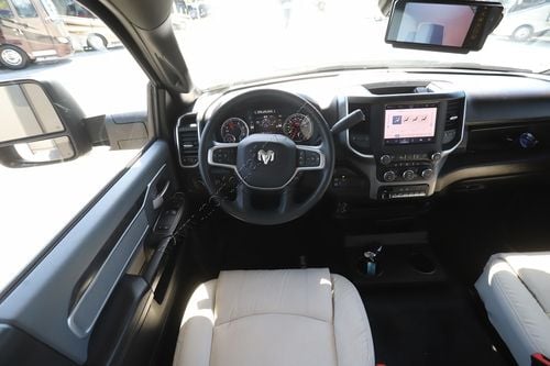 2025 Dynamax Isata 5 30FWD