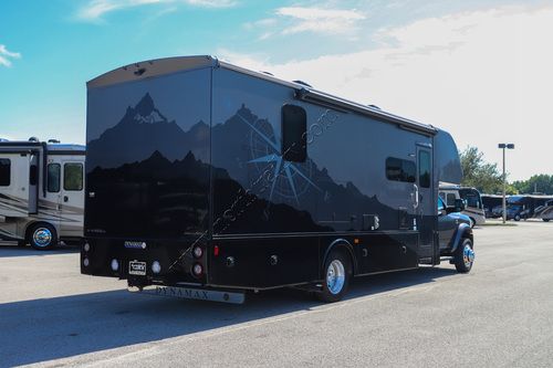 2025 Dynamax Isata 5 30FWD