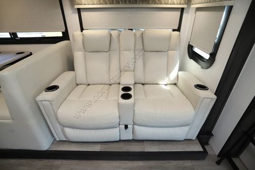 2025 Dynamax Isata 5 30FWD