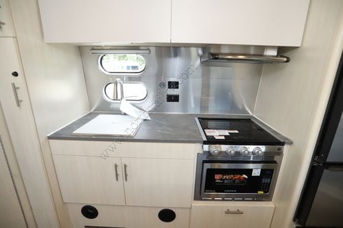 2025 Airstream Flying Cloud 23FB