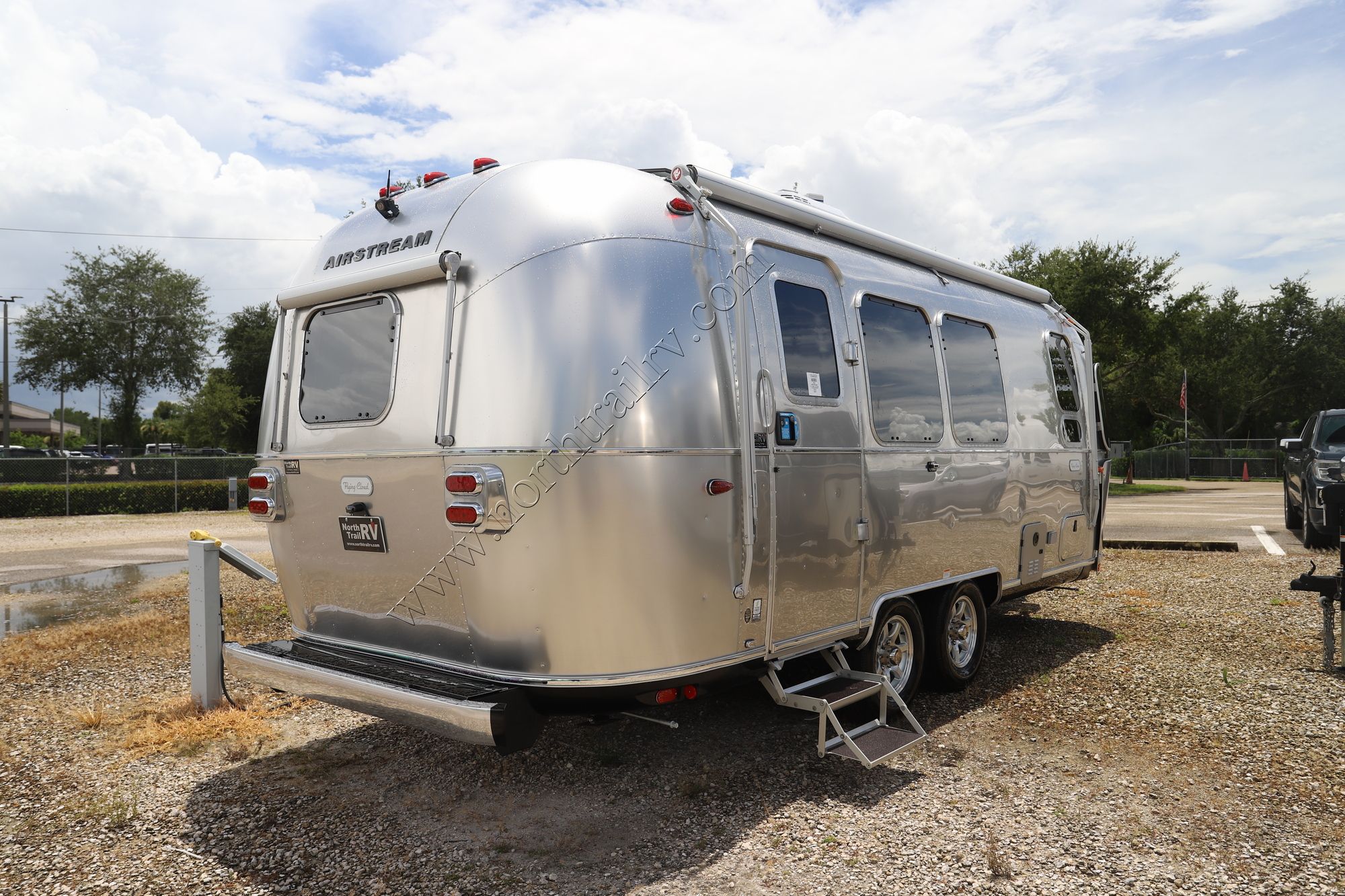 New 2025 Airstream Flying Cloud 23FB Travel Trailer  For Sale