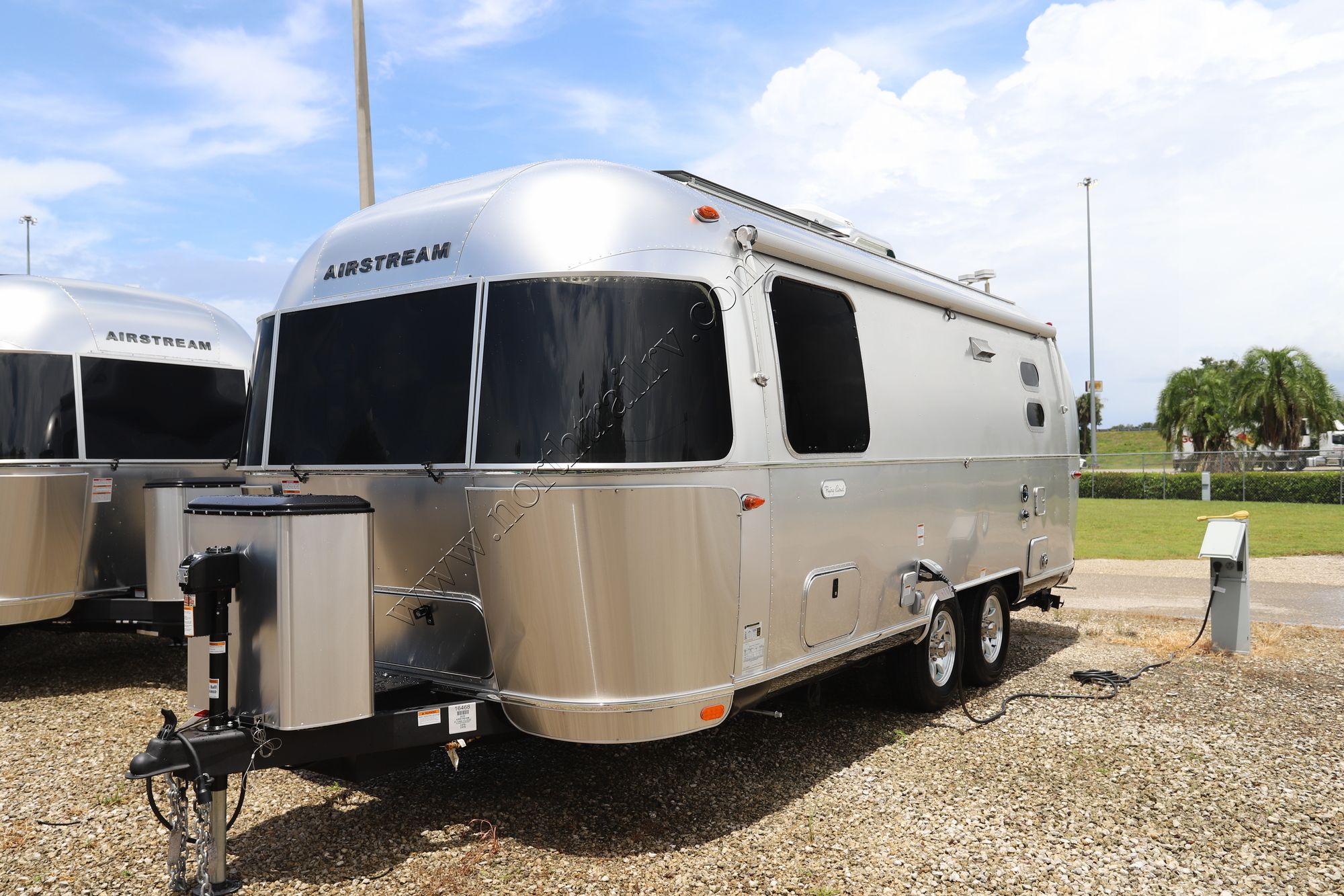 New 2025 Airstream Flying Cloud 23FB Travel Trailer  For Sale