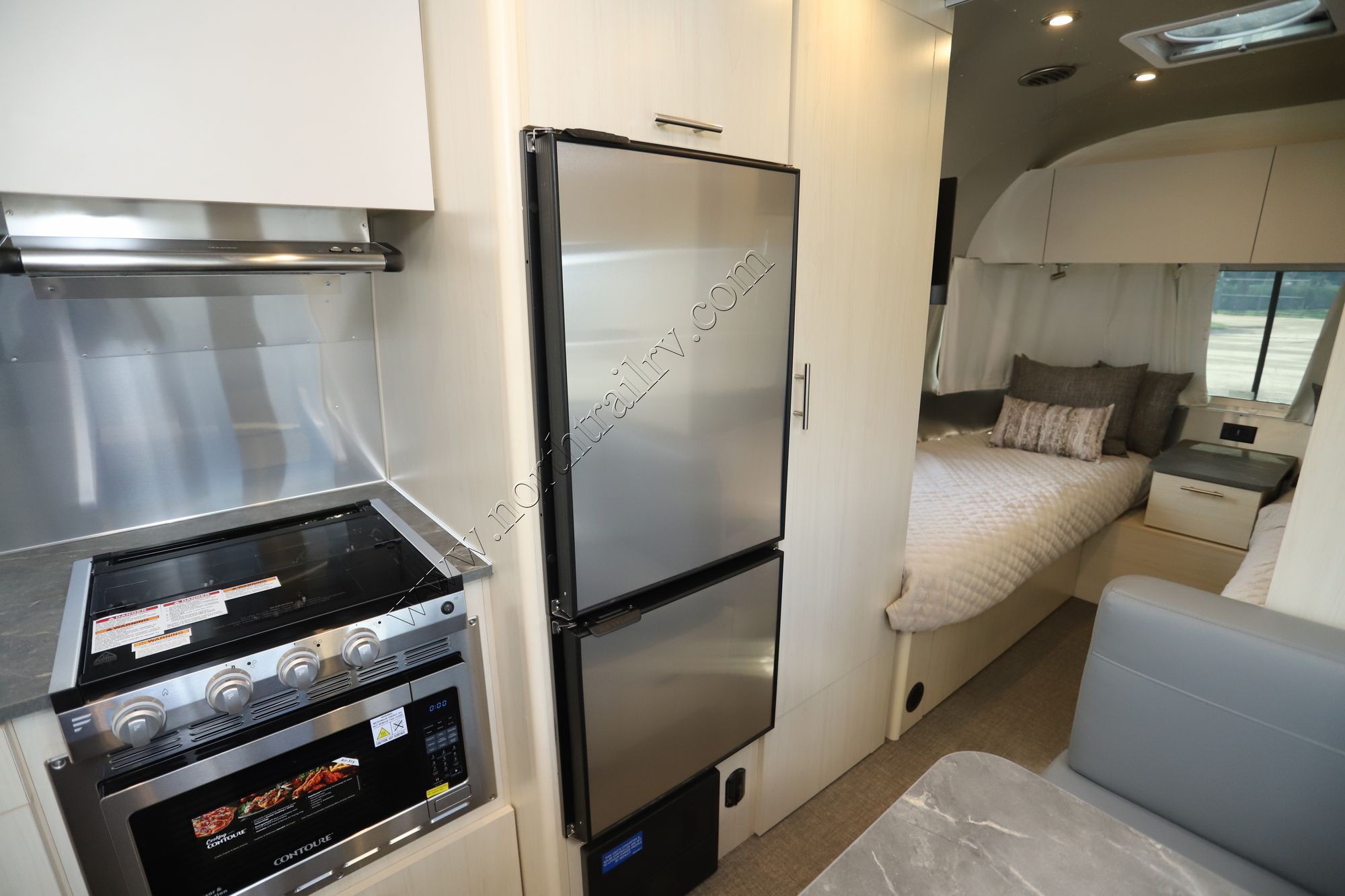 New 2025 Airstream Flying Cloud 23FB Travel Trailer  For Sale