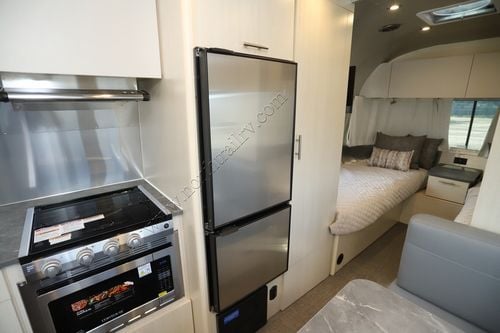 2025 Airstream Flying Cloud 23FB