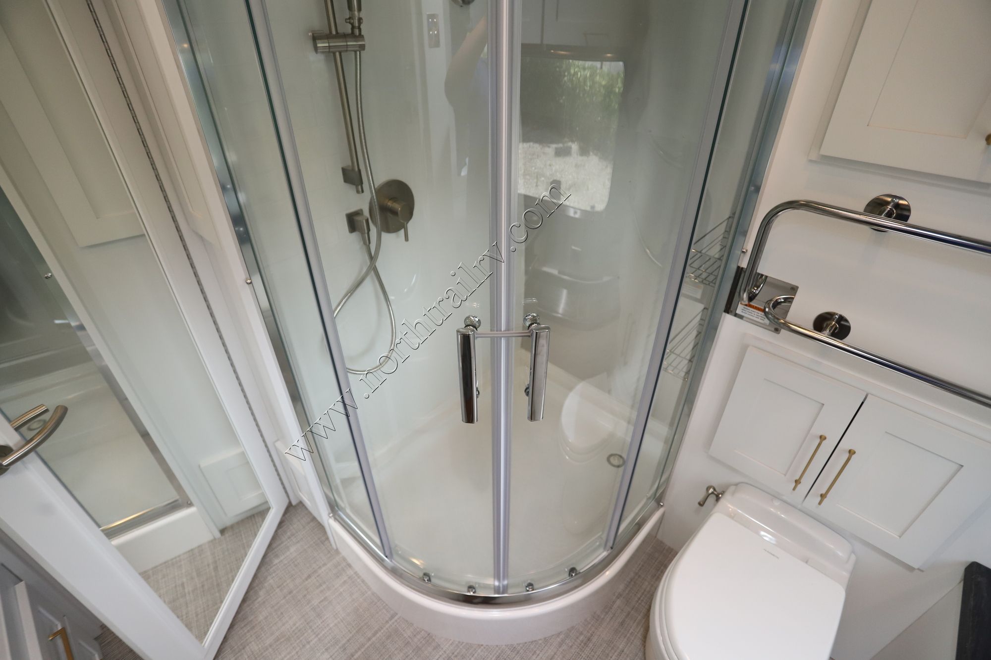New 2026 Airstream Classic 33FB Travel Trailer  For Sale