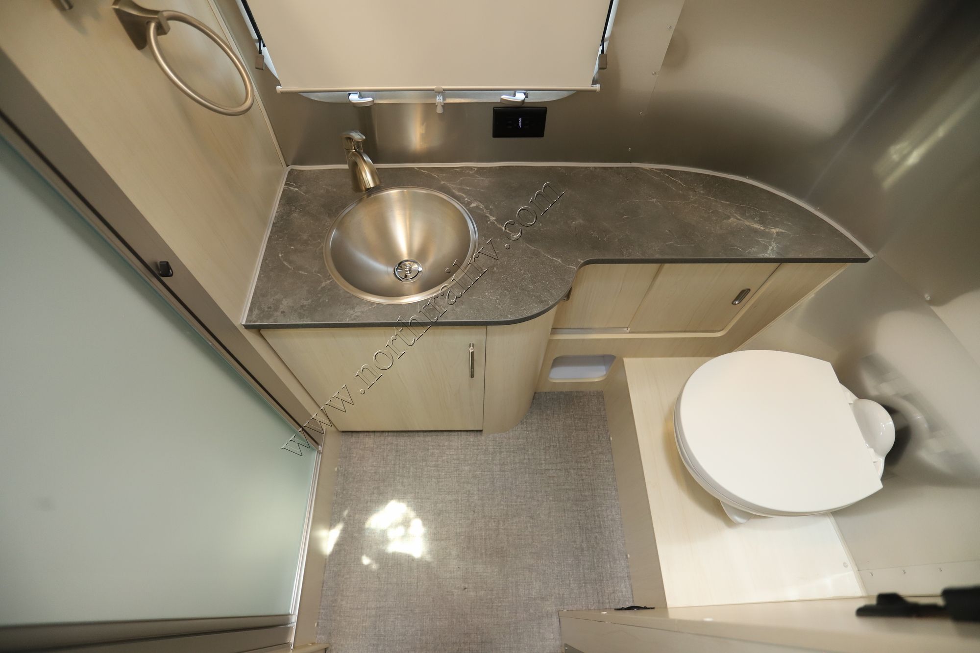 New 2025 Airstream Flying Cloud 23FB Travel Trailer  For Sale