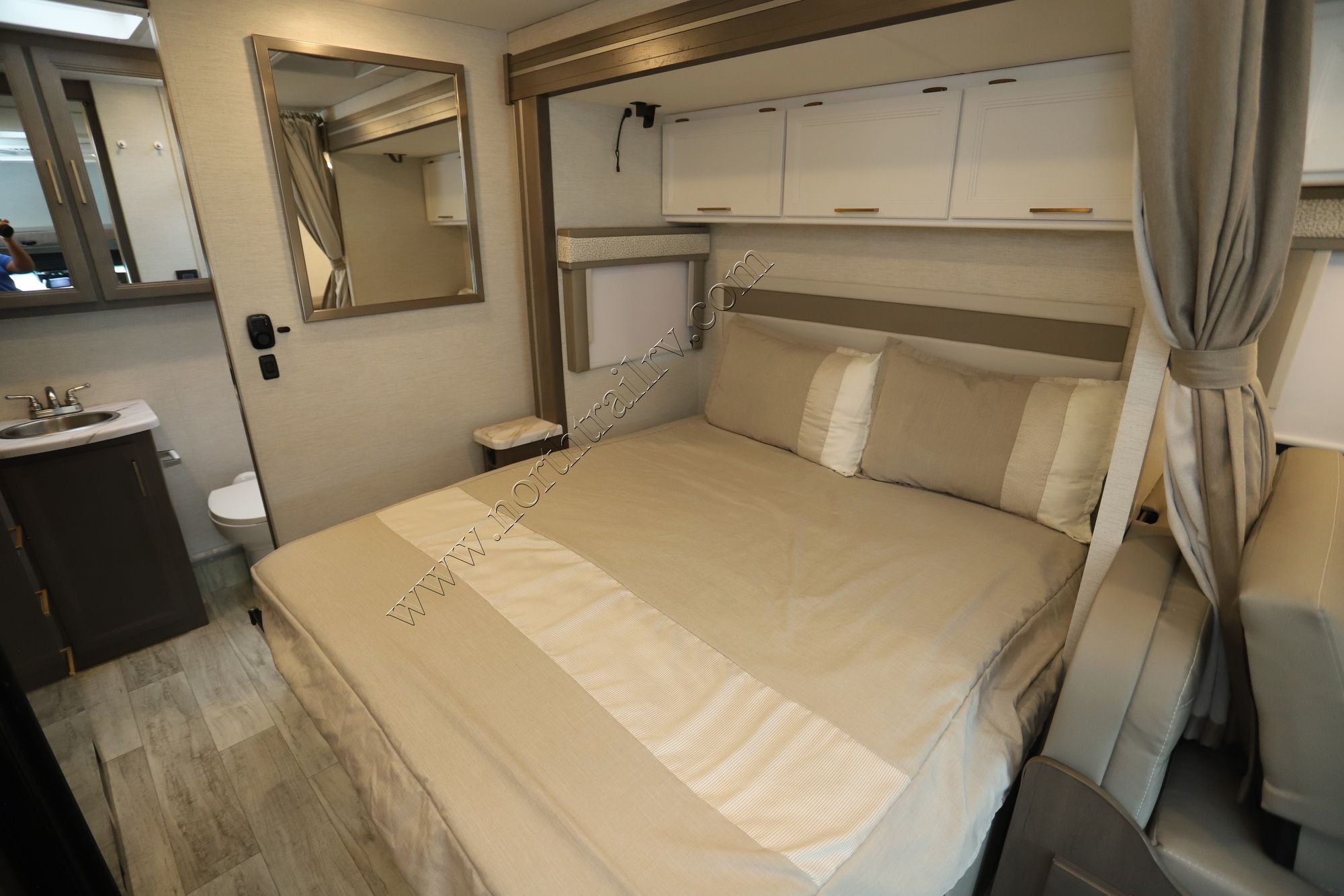 Used 2025 Thor Chateau 24LT Class C  For Sale