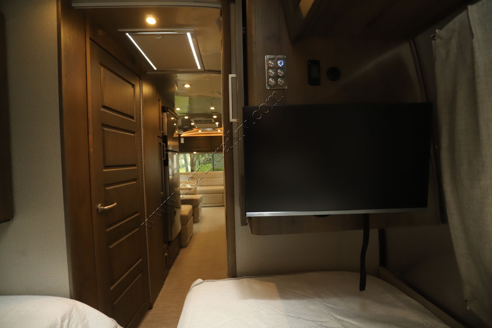 New 2026 Airstream Classic 30RB Travel Trailer  For Sale