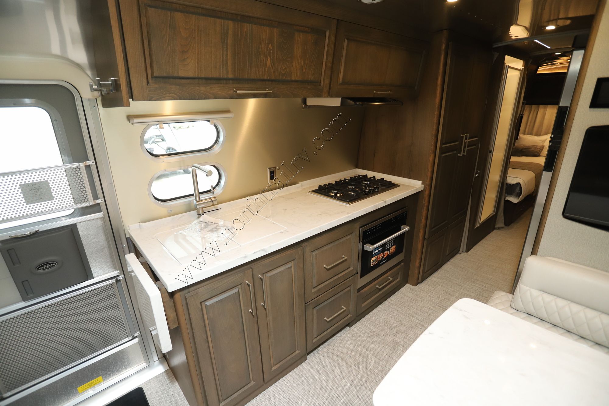 New 2026 Airstream Classic 30RB Travel Trailer  For Sale
