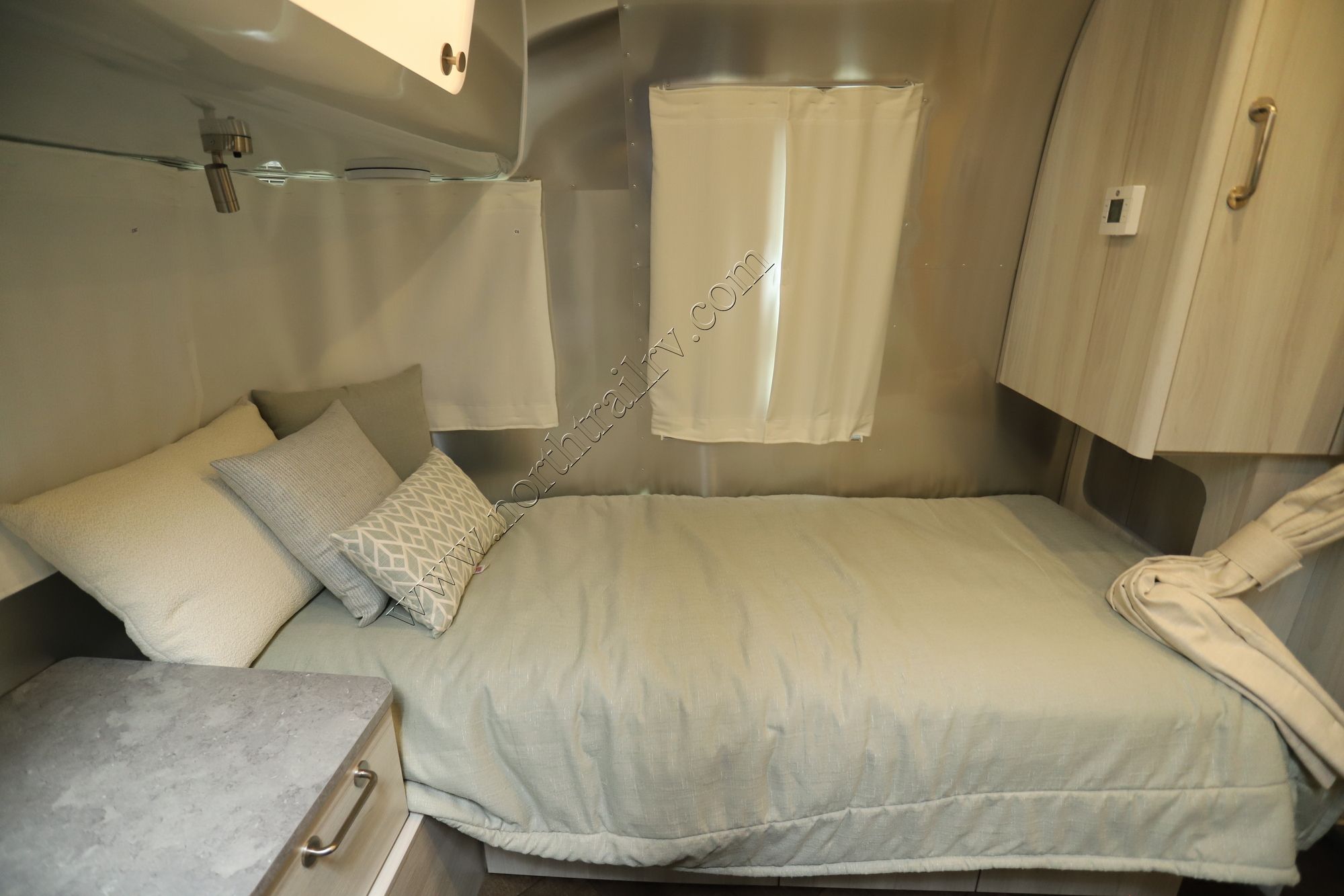 2026 Airstream International 23FB Travel Trailer New  For Sale