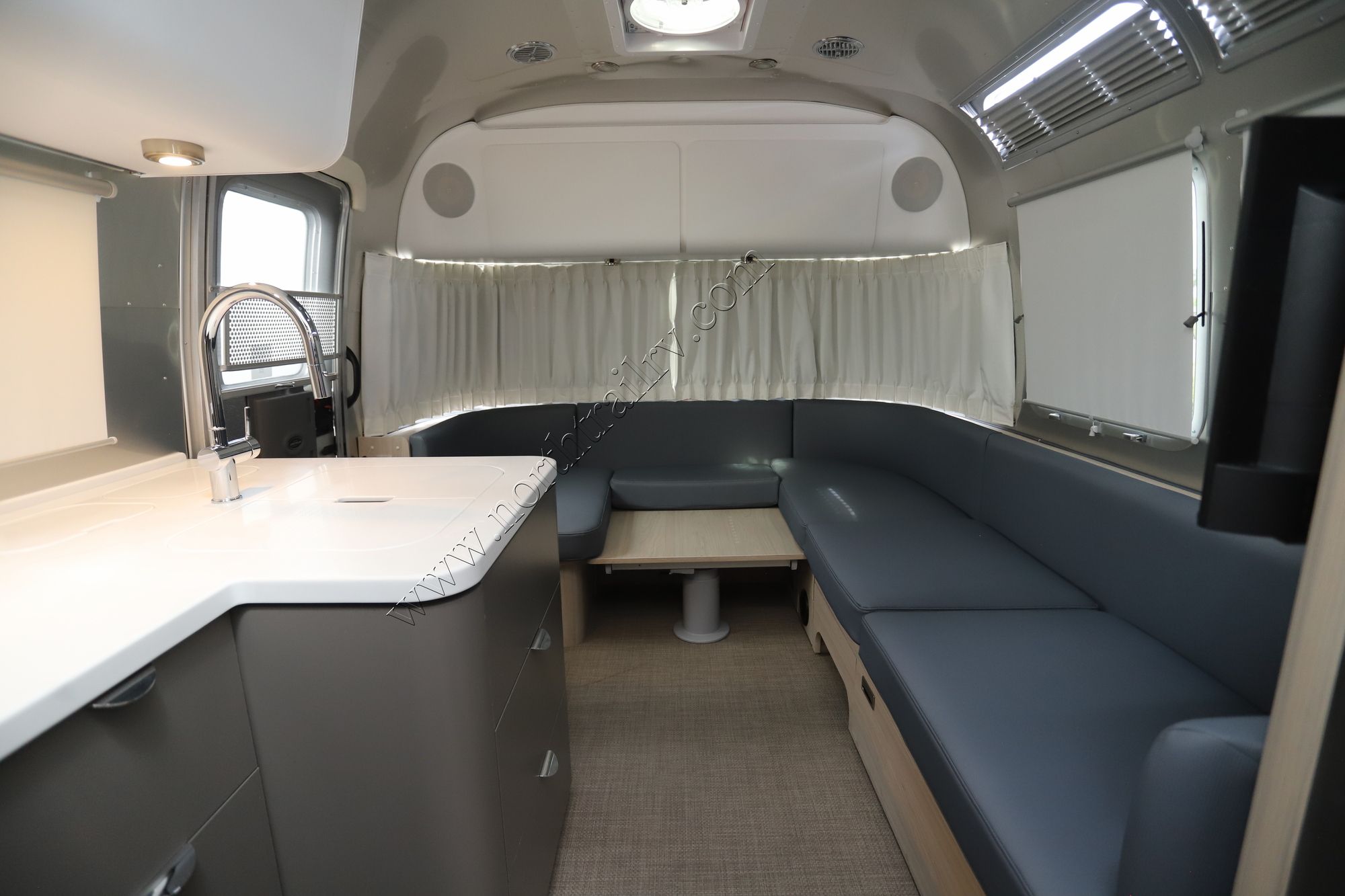 2026 Airstream Globetrotter 27FB Travel Trailer New  For Sale