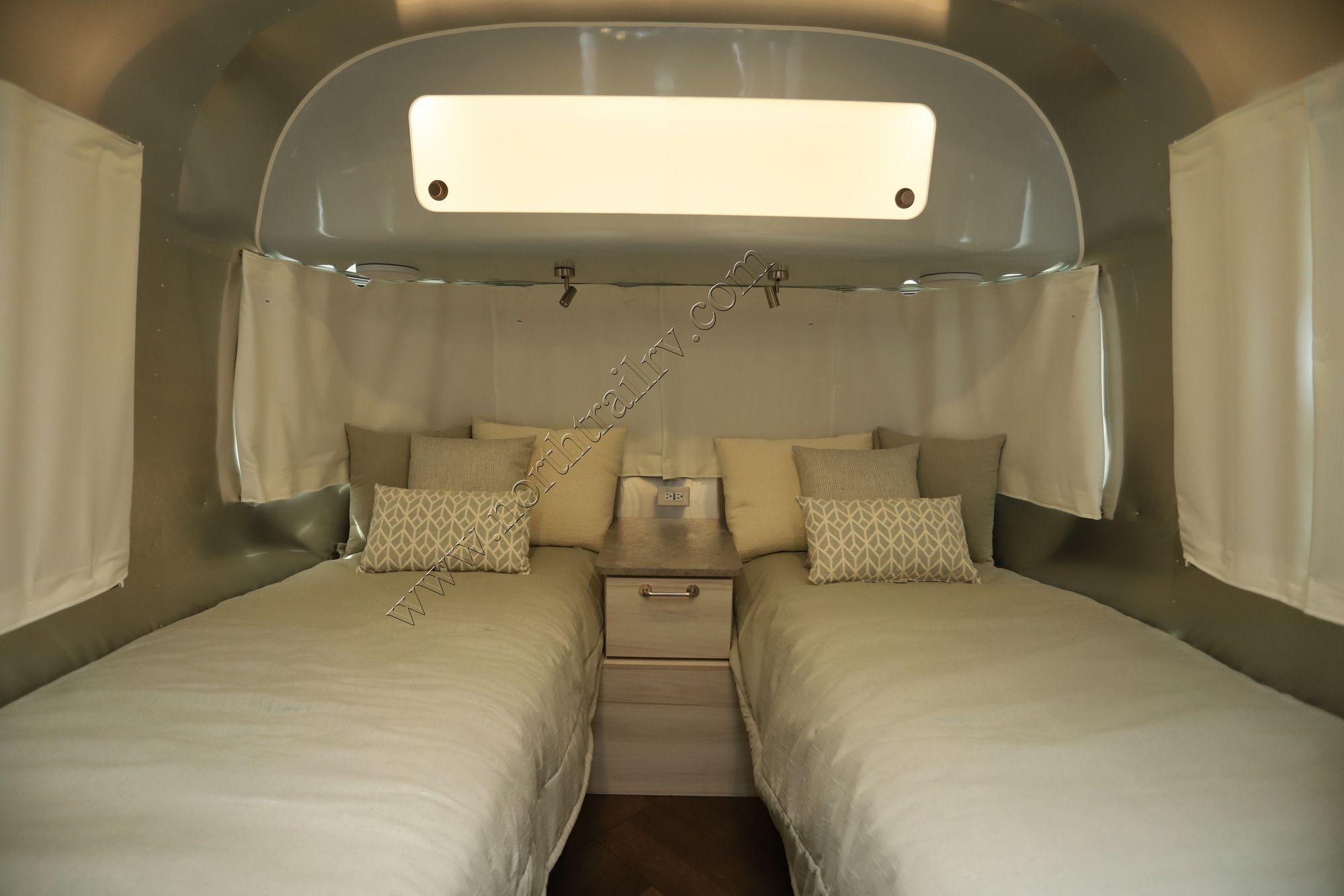 2026 Airstream International 23FB Travel Trailer New  For Sale