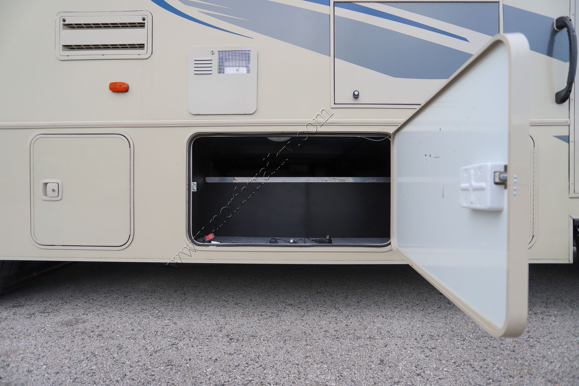 Used 2017 Winnebago Vista 32YE Class A  For Sale