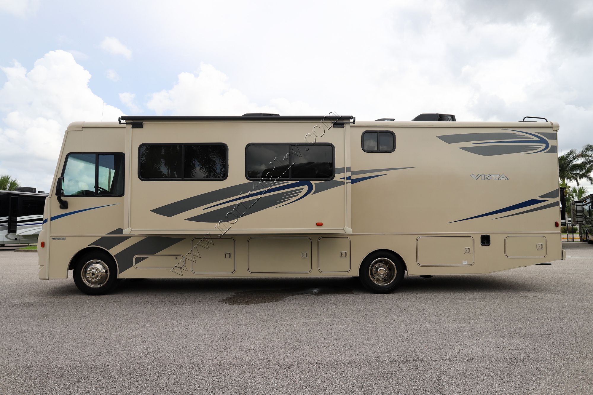 Used 2017 Winnebago Vista 32YE Class A  For Sale