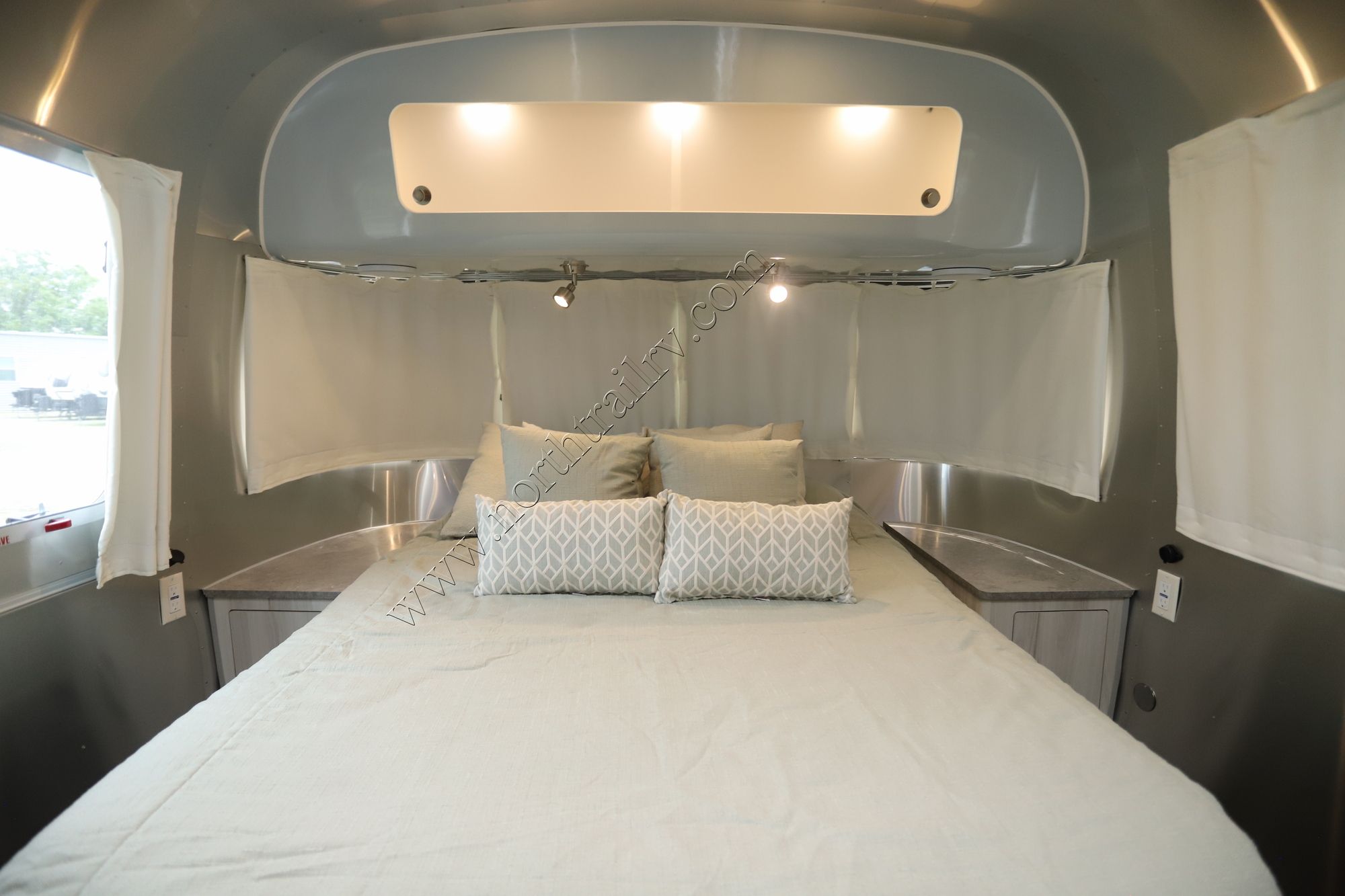 Used 2023 Airstream International 27FBQ Travel Trailer  For Sale