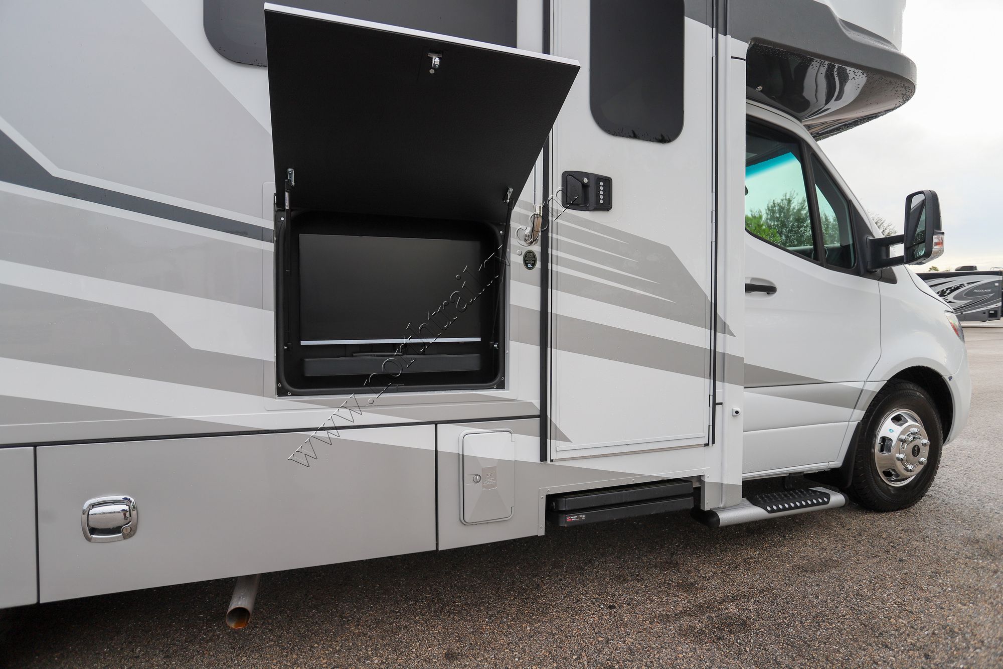 Used 2025 Renegade Rv Vienna 25TBC Class C  For Sale