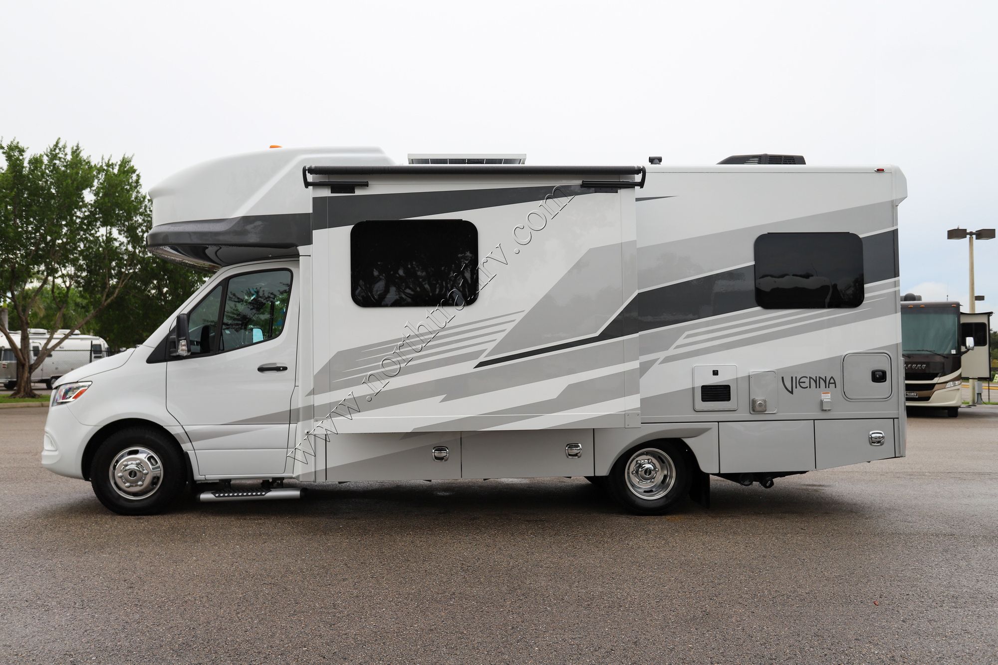 Used 2025 Renegade Rv Vienna 25TBC Class C  For Sale