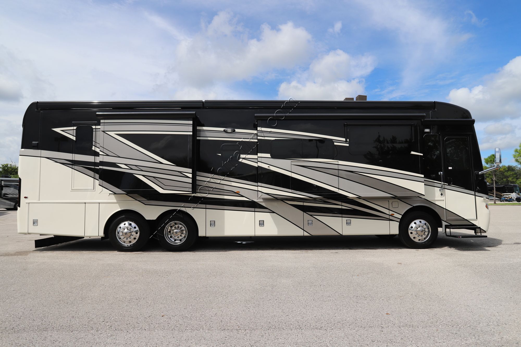 Used 2022 Newmar Ventana 4037 Class A  For Sale
