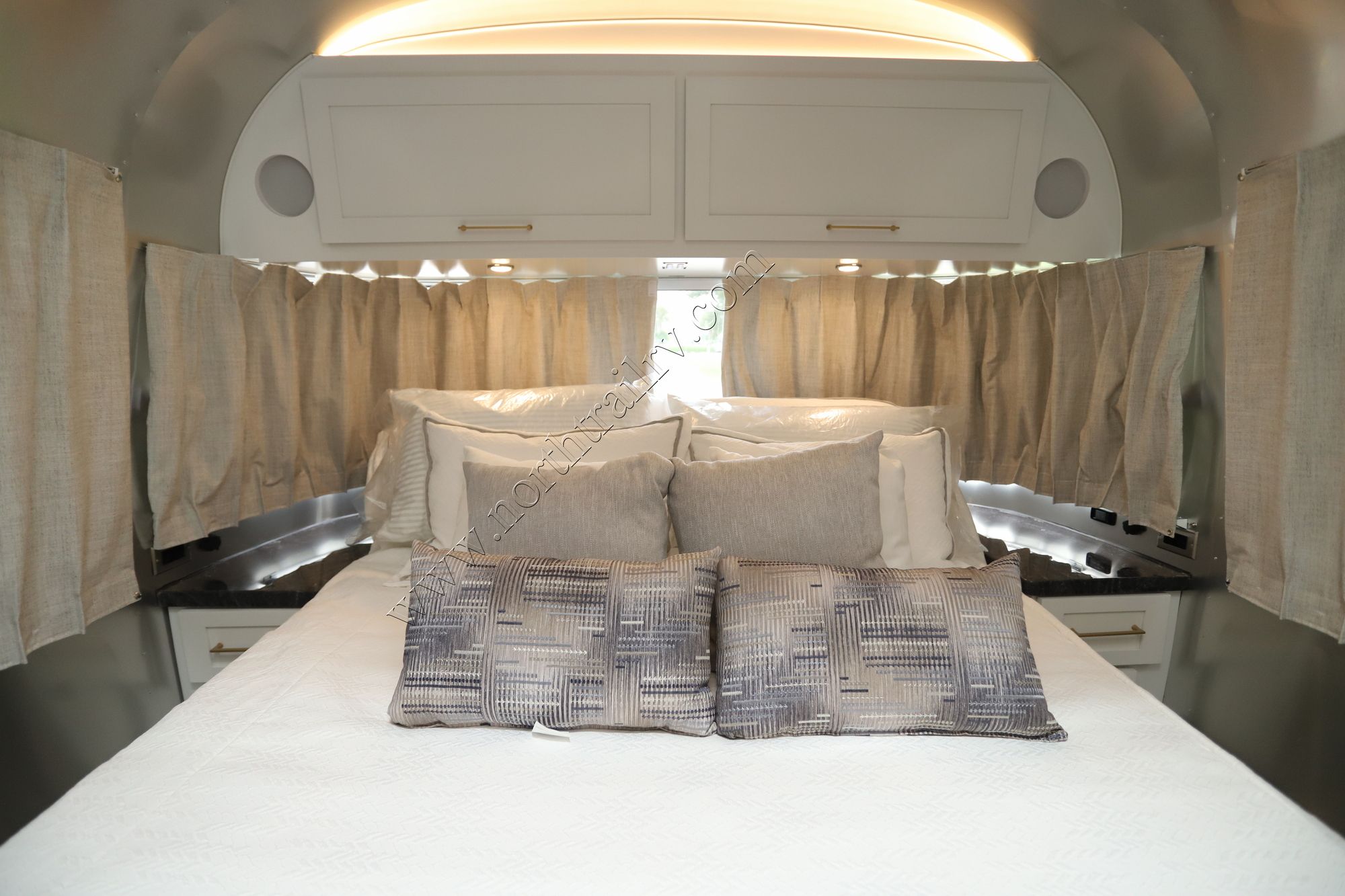 New 2026 Airstream Classic 30RB Travel Trailer  For Sale